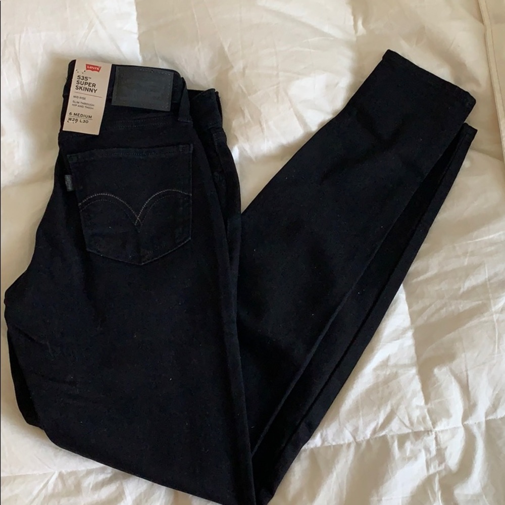 535 black Levi’s jeans